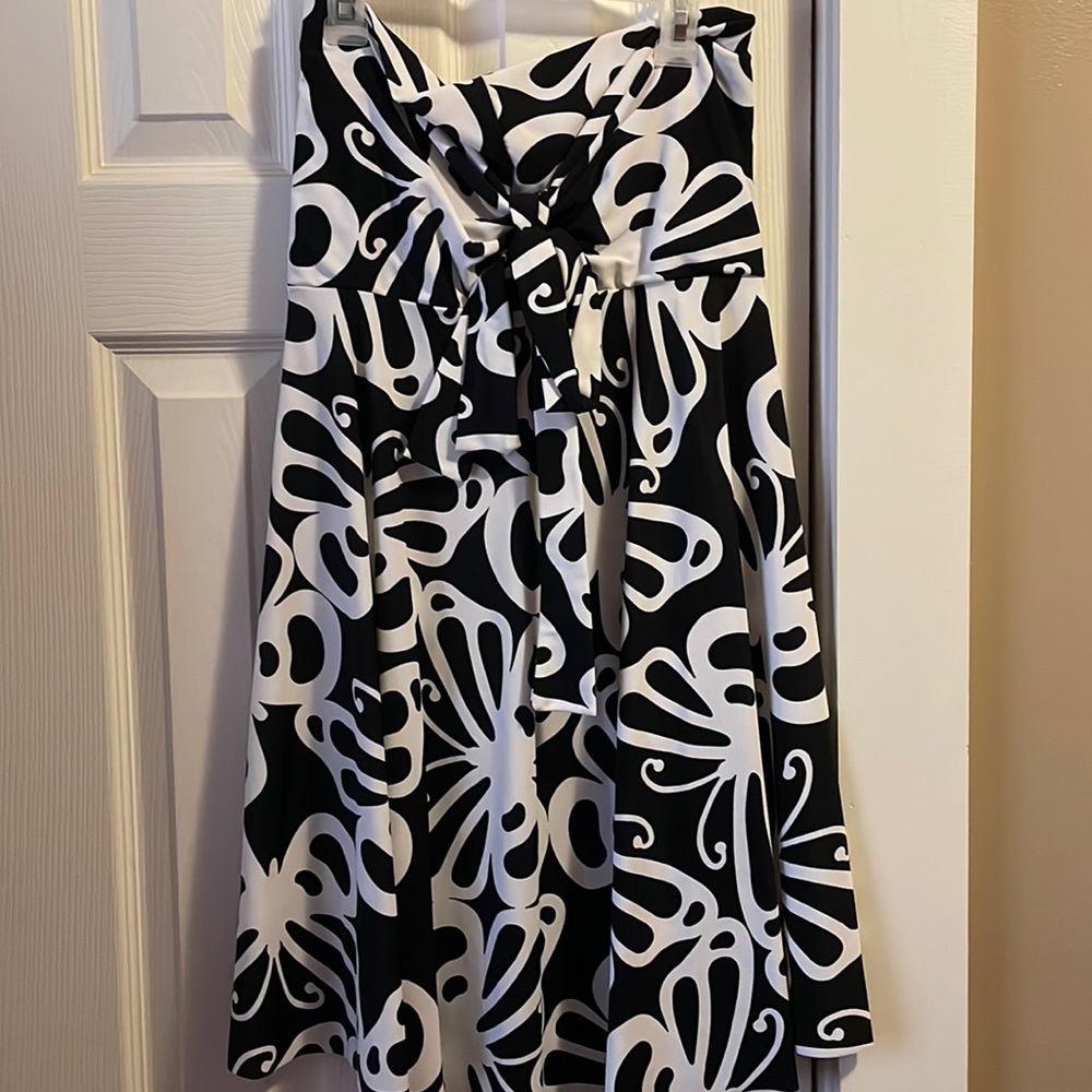Strapless dress. Doesn’t have a size. Probably small or medium.